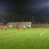 Il manto erboso � stato appena rifatto in sintetico, nuove sono anche le panchine e le porte, mentre dalla parte opposta rispetto al cancello di accesso vediamo una piccola tribuna che rivela la vera et� del centro sportivo che supera la trentina d�anni